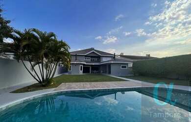 Imagem: A casa possui 4 Dormitórios, 5 Banheiros, 4 Vagas na garagem