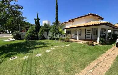 Imagem: A casa possui 4 Dormitórios, 5 Banheiros, 5 Vagas na garagem