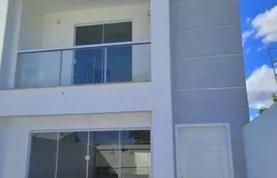 Imagem: A casa possui 3 Dormitórios, 3 Banheiros, 2 Vagas na garagem