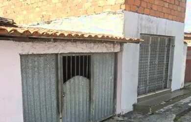 Imagem: A casa possui 3 Dormitórios e 1 Banheiro e está localizado