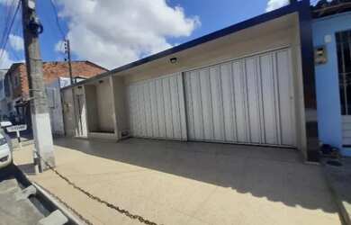 Imagem: A casa possui 3 Dormitórios, 3 Banheiros, 3 Vagas na garagem