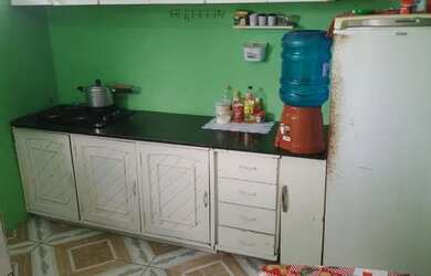 Imagem: A casa possui 1 Dormitório, 1 Banheiro, 1 Vaga na garagem