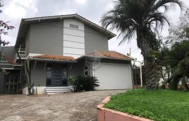Imagem: A casa possui 4 Dormitórios, 4 Banheiros, 288m² de Área