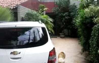 Imagem: A casa possui 4 Dormitórios, 4 Banheiros, 5 Vagas na garagem