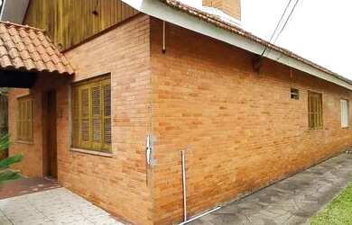Imagem: A casa possui 2 Banheiros, 4 Vagas na garagem, 198m² de Área