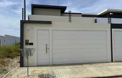 Imagem: A casa possui 3 Dormitórios, 2 Banheiros, 1 Vaga na garagem