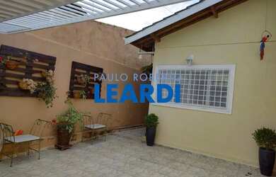 Imagem: A casa possui 3 Dormitórios, 2 Banheiros, 2 Vagas na garagem