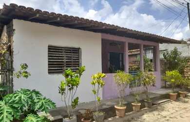 Imagem: A casa possui 3 Dormitórios e 2 Banheiros e está localizado