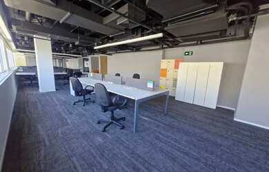 Imagem: O depósito possui 5 Vagas na garagem, 1.560m² de Área e