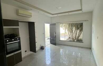 Imagem: A casa possui 2 Dormitórios, 2 Banheiros, 2 Vagas na garagem