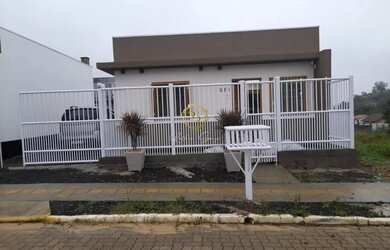 Imagem: A casa possui 2 Dormitórios, 1 Banheiro, 1 Vaga na garagem