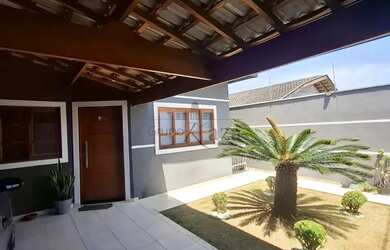 Imagem: A casa possui 3 Dormitórios, 3 Banheiros, 2 Vagas na garagem