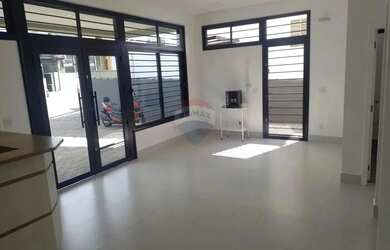 Imagem: O depósito possui 5 Vagas na garagem, 215m² de Área e está