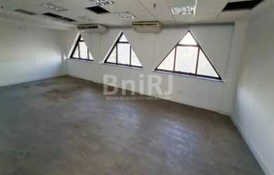 Imagem: O depósito para alugar possui e está localizado em Leblon