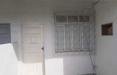 Imagem: A casa possui 1 Dormitório, 1 Banheiro, 1 Vaga na garagem