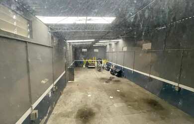 Imagem: O depósito possui 5 Vagas na garagem, 2.500m² de Área e