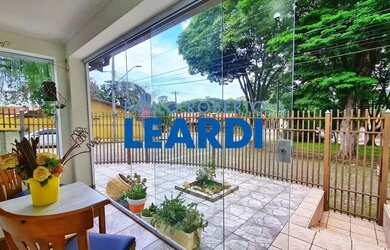 Imagem: A casa possui 2 Dormitórios, 2 Banheiros, 3 Vagas na garagem