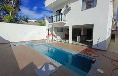 Imagem: A casa em condomínio possui 4 Dormitórios, 2 Banheiros, 2