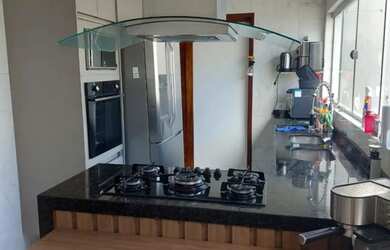 Imagem: A casa possui 2 Dormitórios, 1 Banheiro, 2 Vagas na garagem