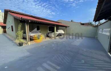 Imagem: A casa possui 3 Dormitórios, 2 Banheiros, 4 Vagas na garagem