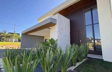 Imagem: A casa possui 3 Dormitórios, 4 Banheiros, 4 Vagas na garagem