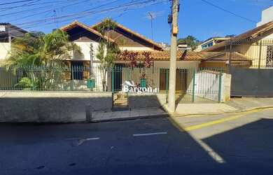 Imagem: A casa possui 3 Dormitórios, 3 Banheiros, 3 Vagas na garagem