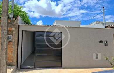 Imagem: A casa possui 2 Dormitórios, 1 Banheiro, 2 Vagas na garagem