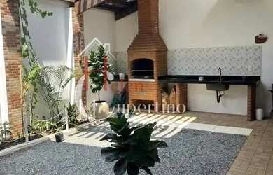 Imagem: A casa possui 4 Dormitórios, 3 Banheiros, 4 Vagas na garagem