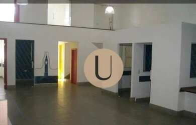 Imagem: O depósito possui 3 Vagas na garagem e 900m² de Área e está