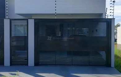 Imagem: A casa possui 3 Dormitórios, 3 Banheiros, 2 Vagas na garagem