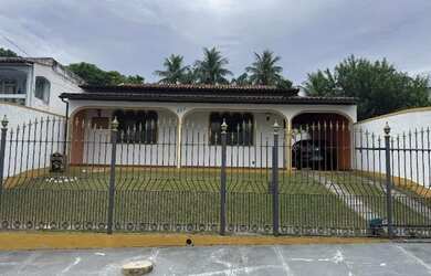 Imagem: A casa possui 3 Dormitórios, 3 Banheiros, 3 Vagas na garagem