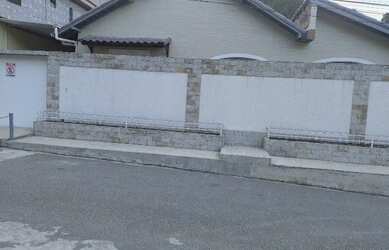 Imagem: A casa possui 3 Dormitórios, 2 Banheiros, 2 Vagas na garagem