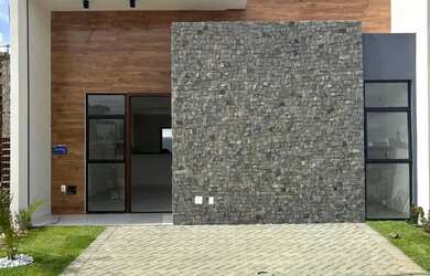 Imagem: A casa possui 3 Dormitórios, 2 Banheiros, 2 Vagas na garagem