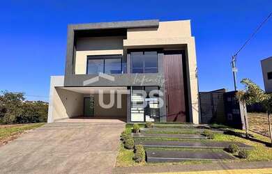 Imagem: A casa em condomínio possui 4 Dormitórios, 5 Banheiros, 4