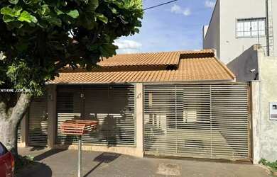 Imagem: A casa possui 3 Dormitórios, 3 Banheiros, 2 Vagas na garagem