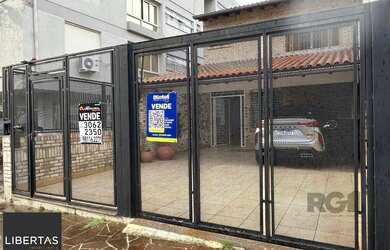 Imagem: A casa possui 3 Dormitórios, 3 Banheiros, 4 Vagas na garagem