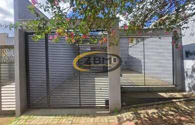 Imagem: A casa possui 3 Dormitórios, 2 Banheiros, 2 Vagas na garagem