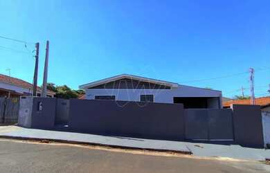 Imagem: A casa possui 2 Dormitórios, 1 Banheiro, 1 Vaga na garagem