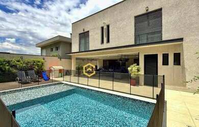 Imagem: A casa possui 4 Dormitórios, 5 Banheiros, 4 Vagas na garagem