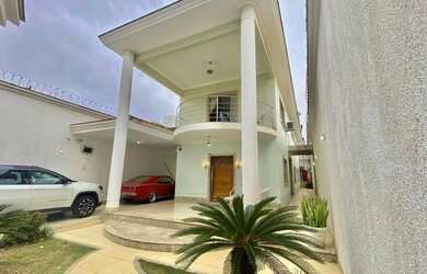 Imagem: A casa possui 3 Dormitórios, 5 Banheiros, 3 Vagas na garagem