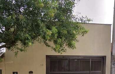 Imagem: A casa possui 1 Dormitório, 2 Banheiros, 2 Vagas na garagem