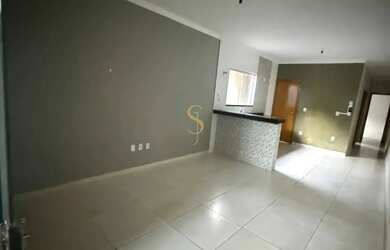 Imagem: A casa possui 2 Dormitórios, 1 Banheiro, 2 Vagas na garagem