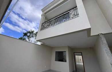 Imagem: A casa possui 3 Dormitórios, 2 Banheiros, 1 Vaga na garagem