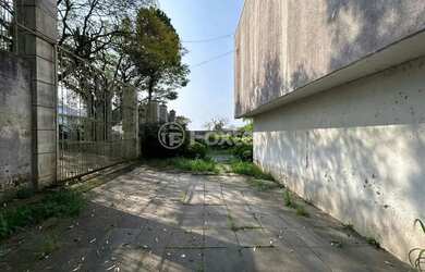 Imagem: A casa possui 3 Dormitórios, 3 Banheiros, 5 Vagas na garagem