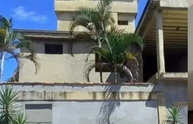 Imagem: A casa possui 4 Dormitórios, 4 Banheiros, 3 Vagas na garagem