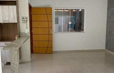 Imagem: A casa possui 3 Dormitórios, 2 Banheiros, 2 Vagas na garagem