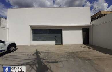 Imagem: O depósito possui 4 Vagas na garagem e 220m² de Área e está