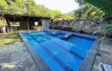 Imagem: A casa possui 5 Dormitórios, 5 Banheiros, 4 Vagas na garagem