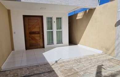 Imagem: A casa possui 3 Dormitórios, 3 Banheiros, 2 Vagas na garagem