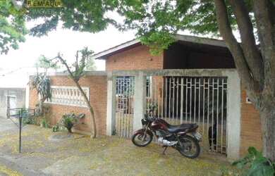 Imagem: A casa possui 3 Dormitórios, 3 Banheiros, 4 Vagas na garagem